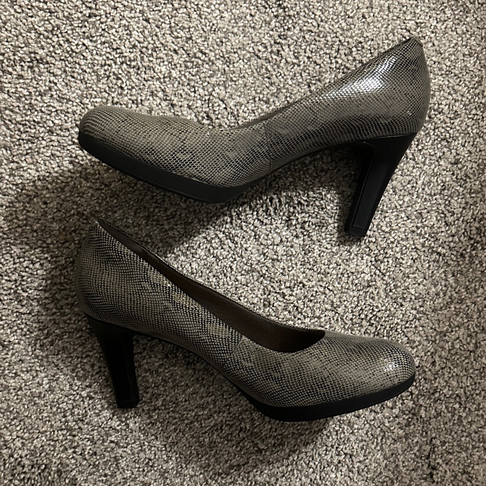 CLARKS COLLECTION Stone Python Pierre SNAKE PRINT Soft Cushion Leather Pump 7.5M